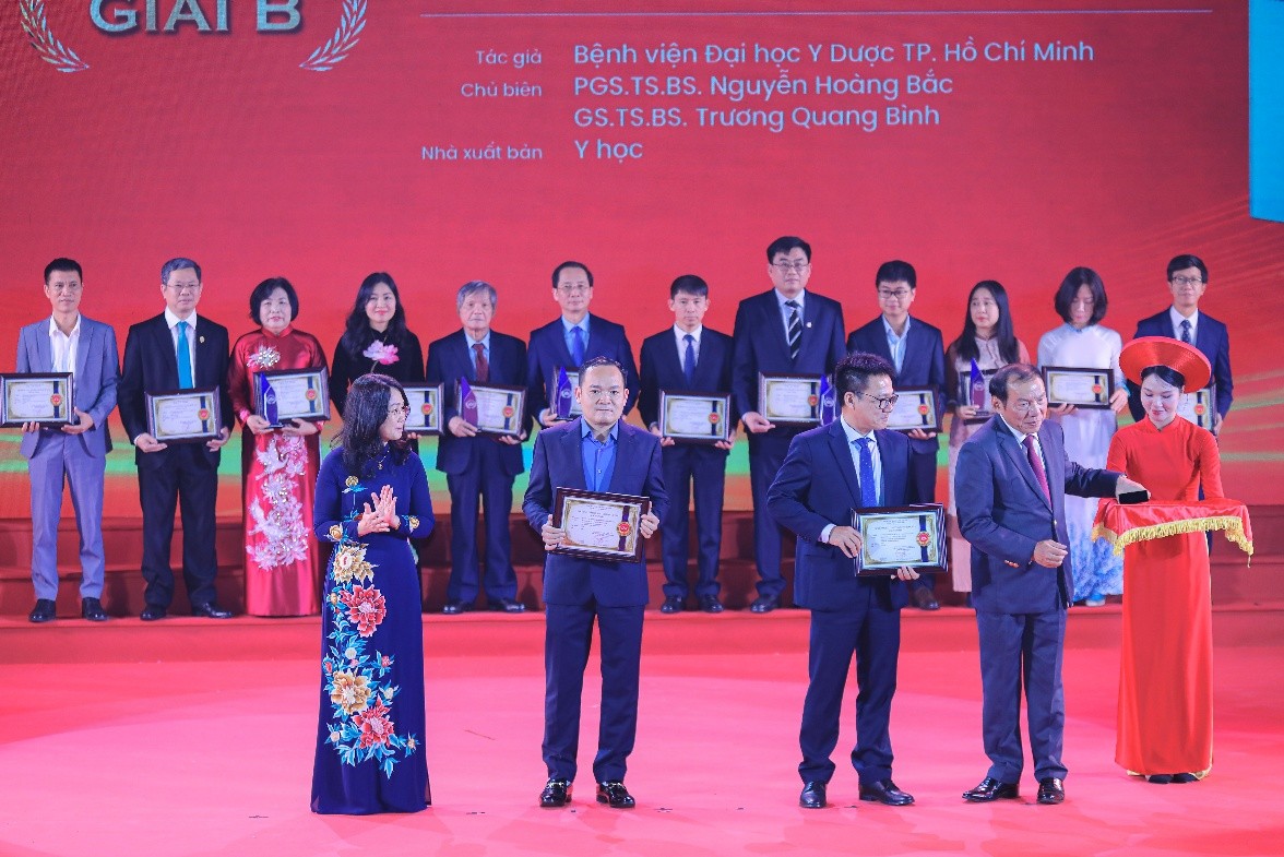 /nha-xuat-ban-y-hoc-vinh-du-nhan-giai-b-giai-thuong-sach-quoc-gia-lan-thu-viii-n225.html