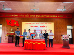 NXB Y học tổ chức chương trình tặng sách cho Ủy ban Nhân Dân xã Bất Bạt 